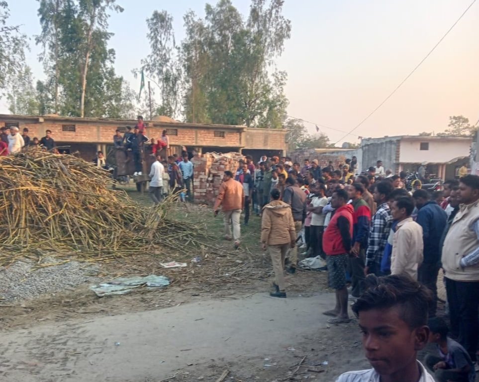 खेल रहे बच्चों पर पलटी गन्ना से भरी ट्रक, नीचे दबकर हुई तीन बच्चों की दर्दनाक मौत एक घायल, परिवहन विभाग के अधिकारियों की लापरवाही से चली गई तीन बच्चों की जान 1 खेल रहे बच्चों पर पलटी गन्ना से भरी ट्रक, नीचे दबकर हुई तीन बच्चों की दर्दनाक मौत एक घायल, परिवहन विभाग के अधिकारियों की लापरवाही से चली गई तीन बच्चों की जान | New India Times