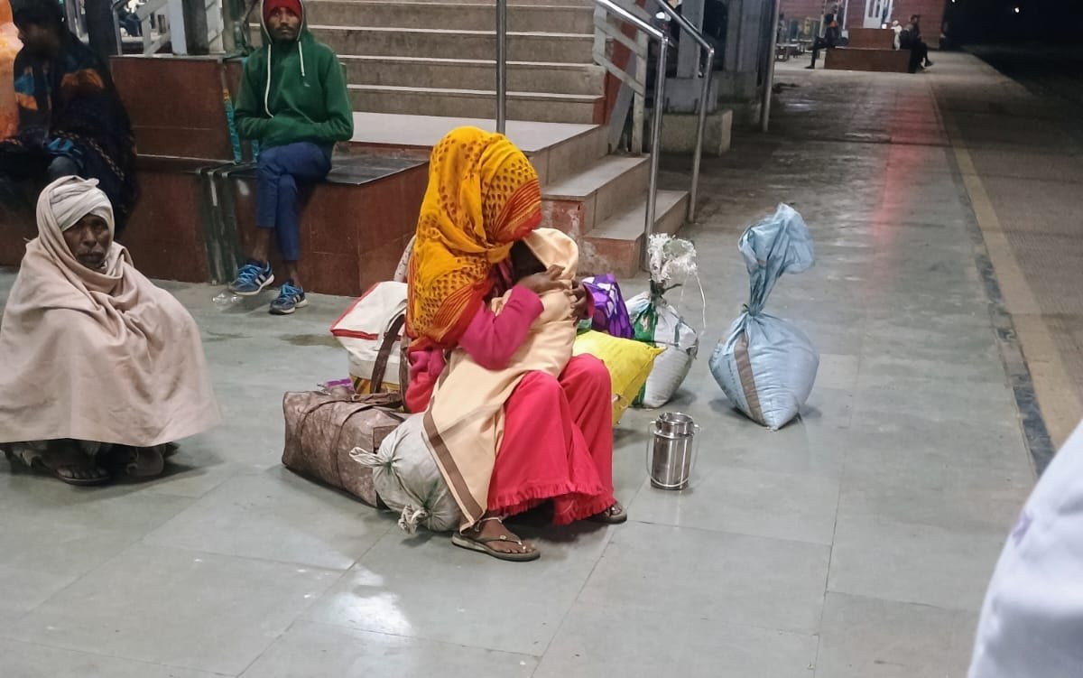 ठंड अधिक होने से बच्चों एवं बुजुर्गों को गर्म शाल की गई वितरित 1 ठंड अधिक होने से बच्चों एवं बुजुर्गों को गर्म शाल की गई वितरित | New India Times