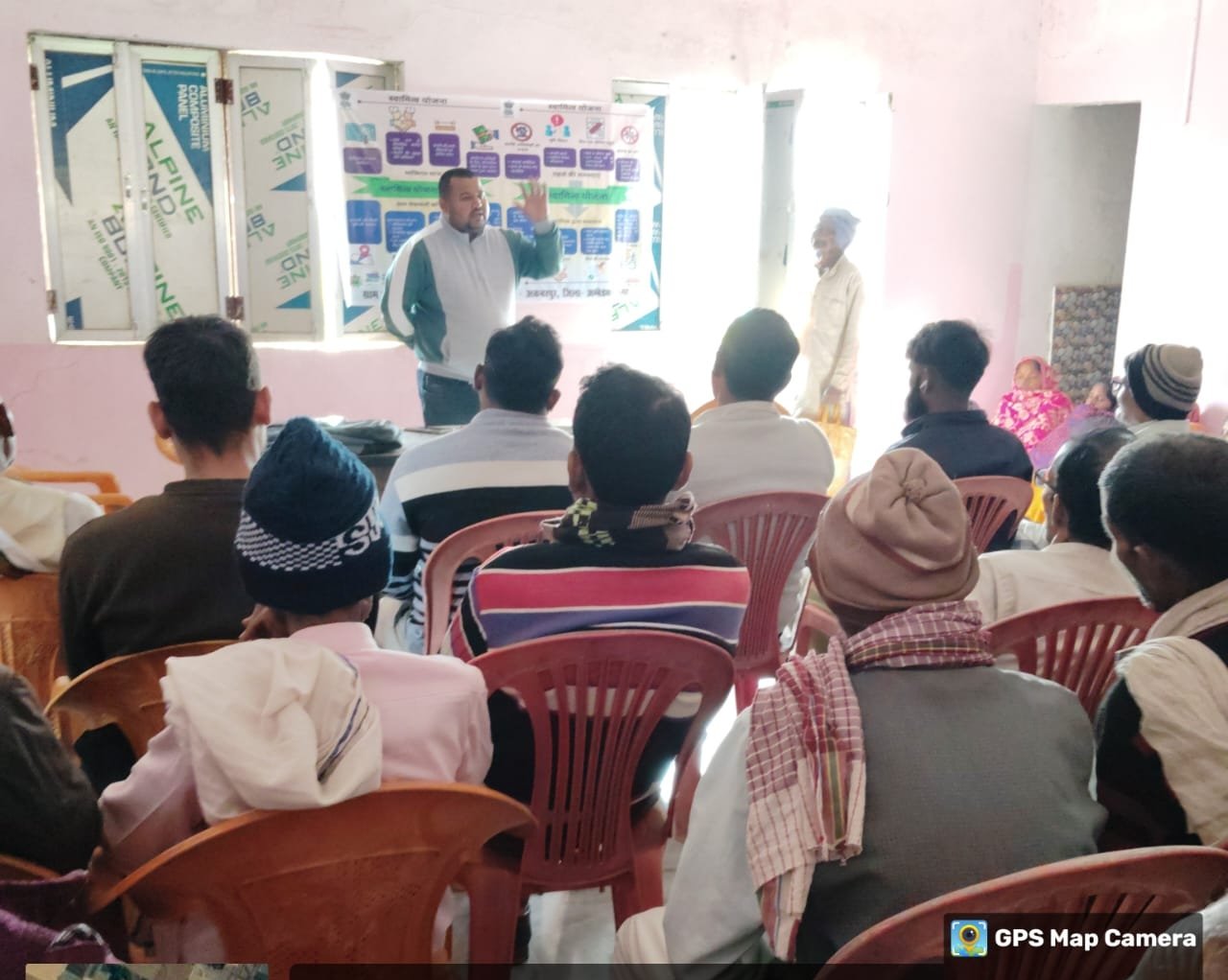 घरौनी वितरण कार्यक्रम में ग्रामीणों को घरौनी वितरण कर सुलहंतारा ग्राम पंचायत अधिकारी अतुल सिंह ने ग्रामीणों को दिलाई नशामुक्ति एवं स्वच्छता की शपथ | New India Times