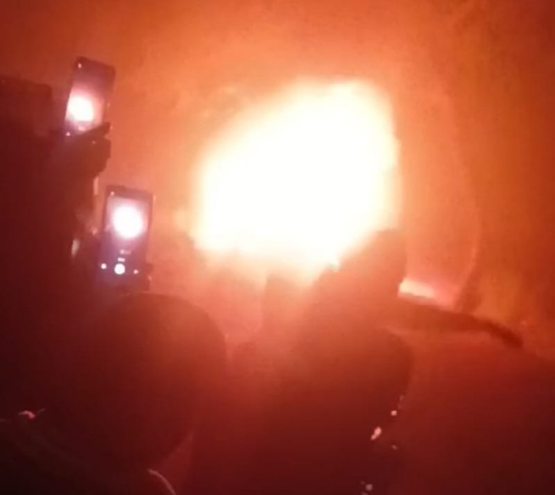 अज्ञात कारणों से कार में लगी आग, कार जल कर हुई ख़ाक | New India Times