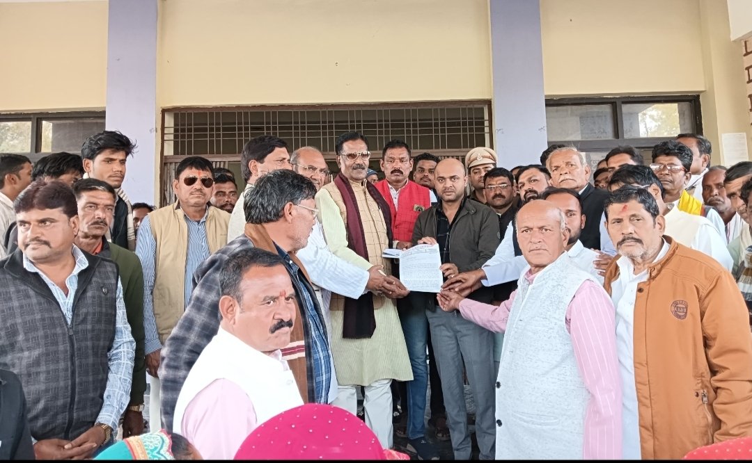 महाराजपुर को नगर पंचायत बनाने, ग्राम पनारी में दलितों आदिवासियों पर हो रहे अत्याचारों सहित क्षेत्र के विभिन्न मुद्दों को लेकर पूर्व मंत्री हर्ष यादव के नेतृत्व में राज्यपाल के नाम तहसीलदार को सौंपा गया ज्ञापन | New India Times