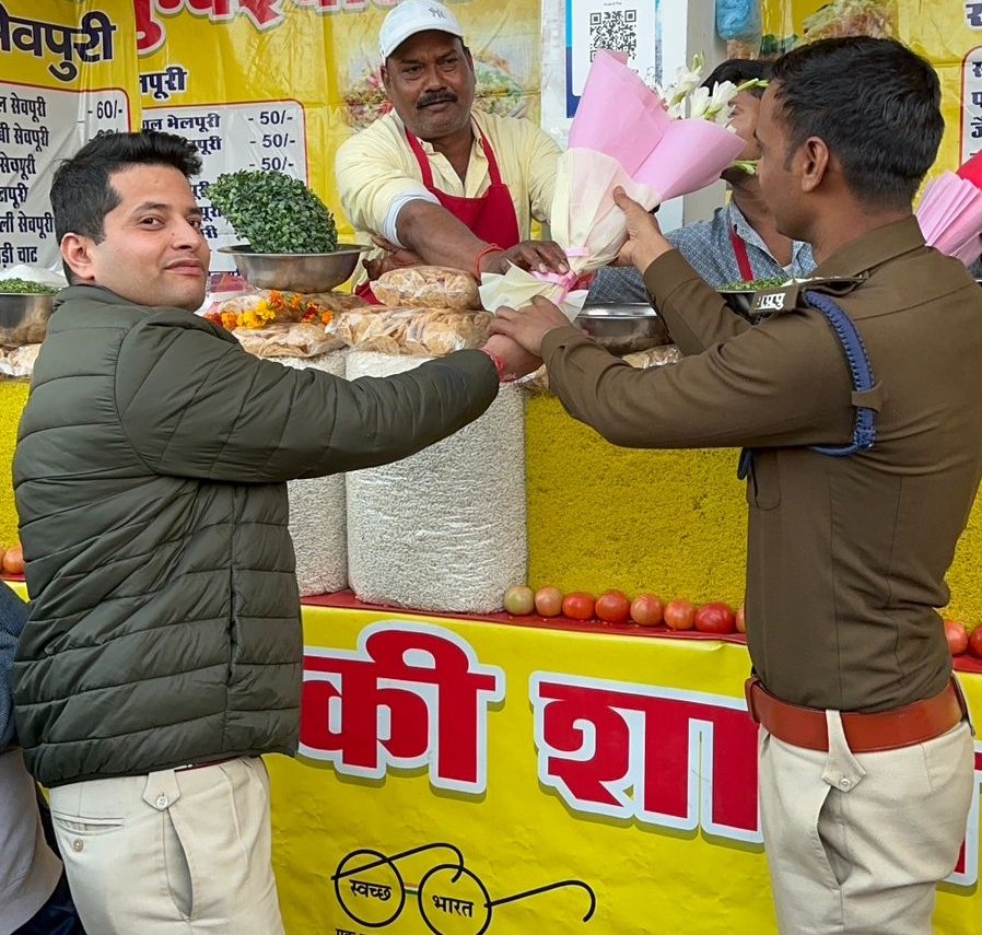 व्यापार मेला ग्वालियर में साफ़ सफ़ाई और बड़ा डस्टबीन रखे भेलपूरी वाले को 30 पुलिस वालों ने किया सम्मानित | New India Times