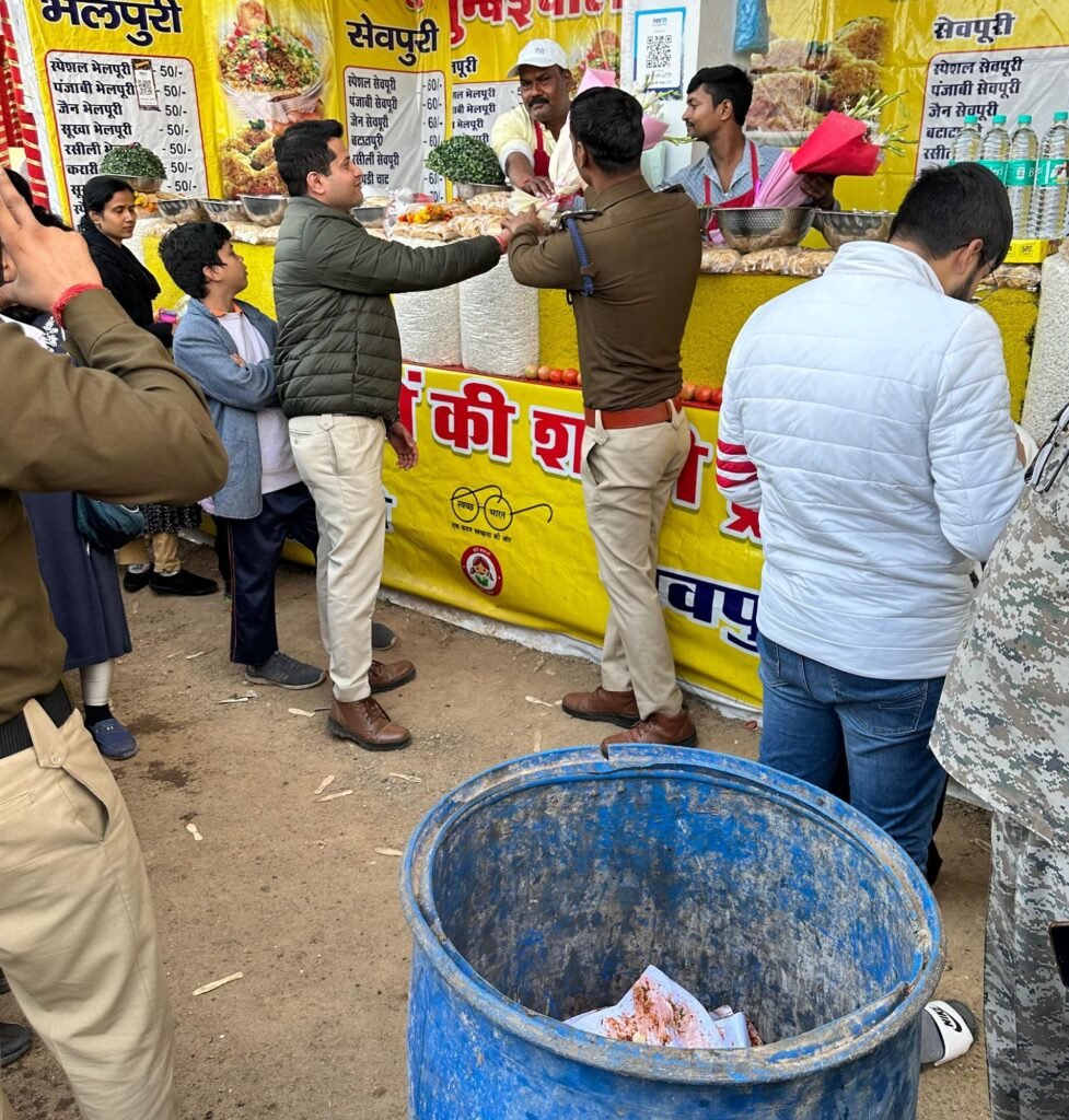 व्यापार मेला ग्वालियर में साफ़ सफ़ाई और बड़ा डस्टबीन रखे भेलपूरी वाले को 30 पुलिस वालों ने किया सम्मानित | New India Times