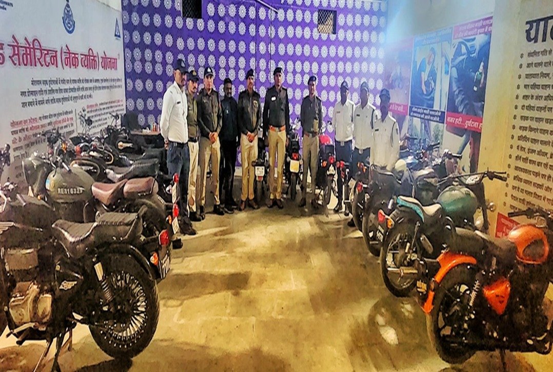 उप पुलिस महानिरीक्षक/पुलिस अधीक्षक धार श्री मनोज कुमार सिंह के मार्गदर्शन में धार पुलिस द्वारा मोडिफाइड साइलेंसर वाली 17 बुलेट जप्त, अवैध साइलेंसर पर रोलर चलाकर की महत्वपूर्ण कार्यवाही | New India Times