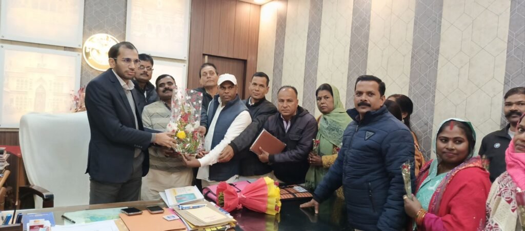 नव वर्ष पर सीडीओ एवं डीपीआरओ को कर्मचारियों ने दी बधाई | New India Times