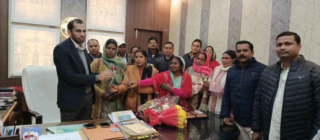 नव वर्ष पर सीडीओ एवं डीपीआरओ को कर्मचारियों ने दी बधाई | New India Times