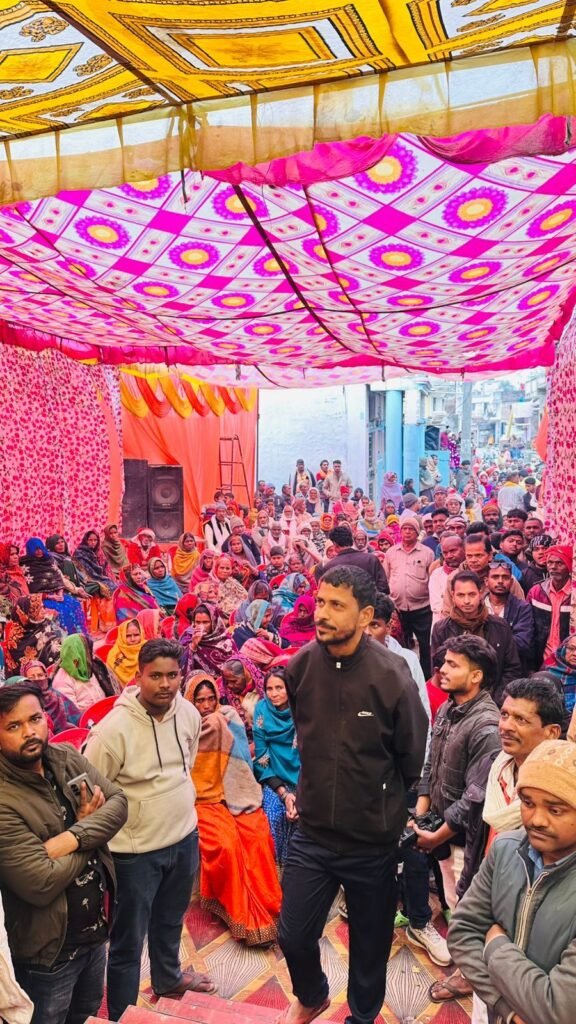 भरोहीया ब्लॉक प्रमुख डॉ सुनीता संजय सिंह ने क्षेत्र के राजाबारी में 400 से 500 जरूरतमंद लोगों को किया कंबल वितरित | New India Times