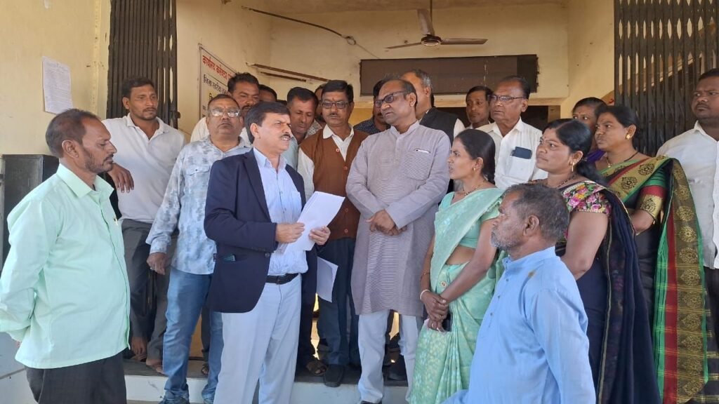 सौंसर विधायक विजय चौरे ने कलेक्टर महोदय से की खनिज मद से सड़क निमार्ण की मांग | New India Times