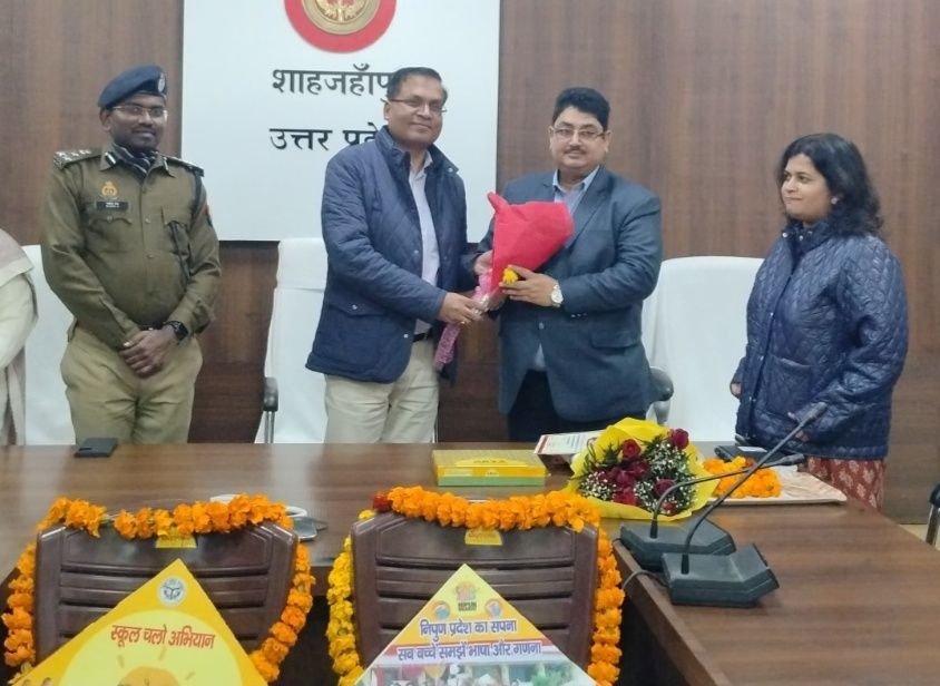 कस्तूरबा गांधी आवासीय बालिका विद्यालयों को किया गया फर्नीचर दान, डीएम ने किया सम्मानित | New India Times