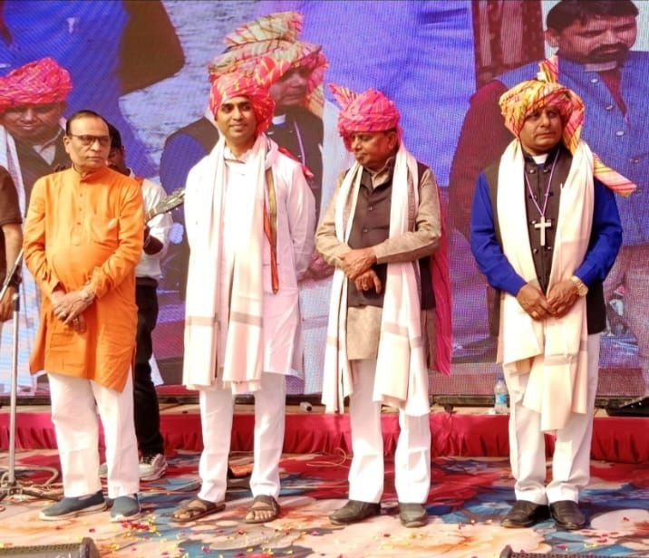 नव वर्ष एवं क्रिसमस महोत्सव की धूम, तीन दिवसीय कार्यक्रम में विधायक डॉ विक्रांत भूरिया, वीर सिंह भूरिया ने शिरकत कर क्रिसमस पर्व एवं नववर्ष की शुभकामनाएं एवं बधाई दी | New India Times