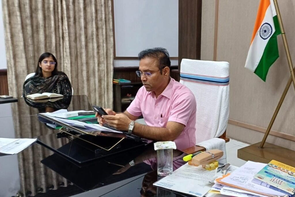 बढ़ते ठंड को लेकर 8वीं क्लास तक के स्कूल, कोचिंग के पढ़ाई पर डीएम ने 11 जनवरी तक लगाया प्रतिबंध, 8वीं के ऊपर की कक्षा की पढ़ाई होगी सुबह 9 बजे से 3.30 बजे तक 2 बढ़ते ठंड को लेकर 8वीं क्लास तक के स्कूल, कोचिंग के पढ़ाई पर डीएम ने 11 जनवरी तक लगाया प्रतिबंध, 8वीं के ऊपर की कक्षा की पढ़ाई होगी सुबह 9 बजे से 3.30 बजे तक | New India Times