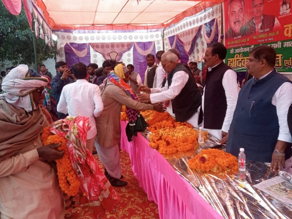 शिक्षक एमएलसी नेता प्रतिपक्ष लालबिहारी यादव ने असहाय गरीबों को बांटा कम्बल | New India Times