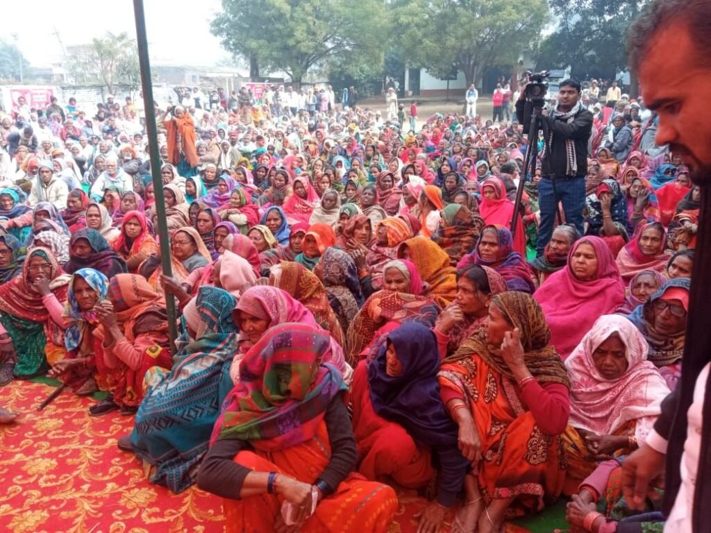 शिक्षक एमएलसी नेता प्रतिपक्ष लालबिहारी यादव ने असहाय गरीबों को बांटा कम्बल | New India Times