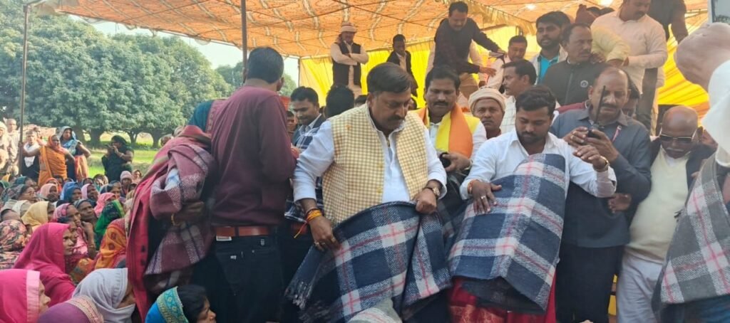 नगर पंचायत अध्यक्ष के अगुवाई में विधायक ने गरीब असहाय लोगों में बांटे कंबल 2 नगर पंचायत अध्यक्ष के अगुवाई में विधायक ने गरीब असहाय लोगों में बांटे कंबल | New India Times