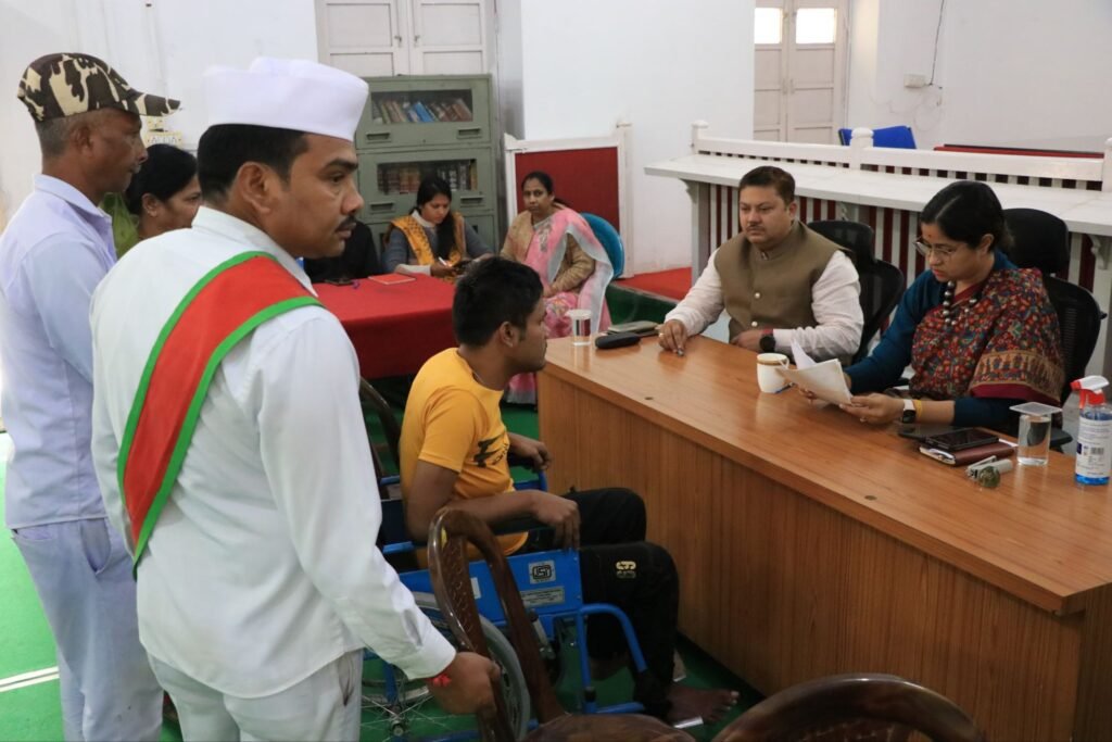 कलेक्टर द्वारा जनसुनवाई में प्राप्त आवेदनों के तत्काल निराकरण के दिए निर्देश | New India Times