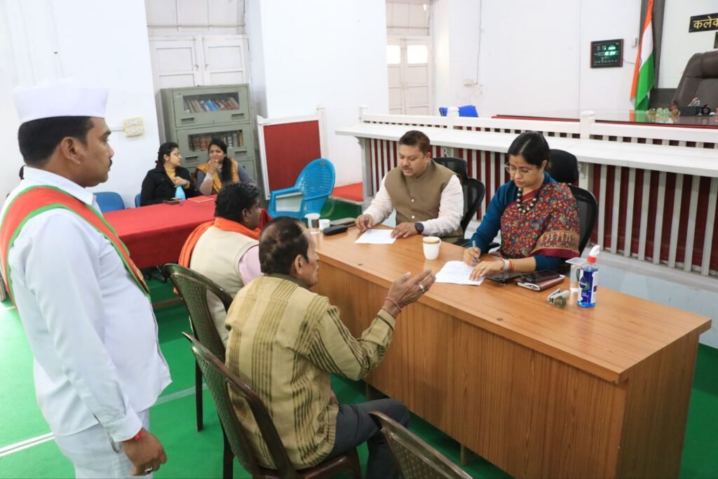 कलेक्टर द्वारा जनसुनवाई में प्राप्त आवेदनों के तत्काल निराकरण के दिए निर्देश | New India Times