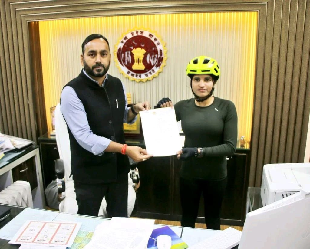कलेक्टर ने सोलो साइकिलिस्ट को किया सम्मानित | New India Times