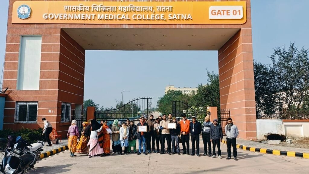 सतना आउटसोर्स कर्मचारियों ने मेडिकल कॉलेज के गेट पर शुरू की हड़ताल | New India Times