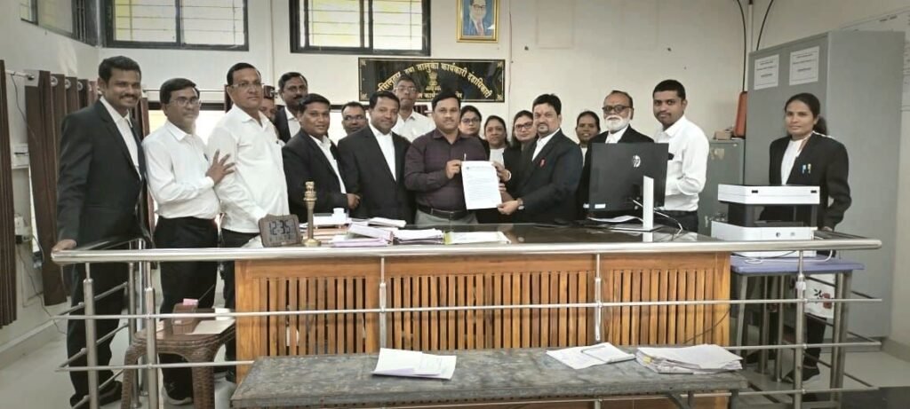 देवेन्द्र फडणवीस 2.0: पुलिस के खिलाफ़ वकीलों का काम बंद आंदोलन, सड़क पर उतरे दंगा पीड़ित | New India Times