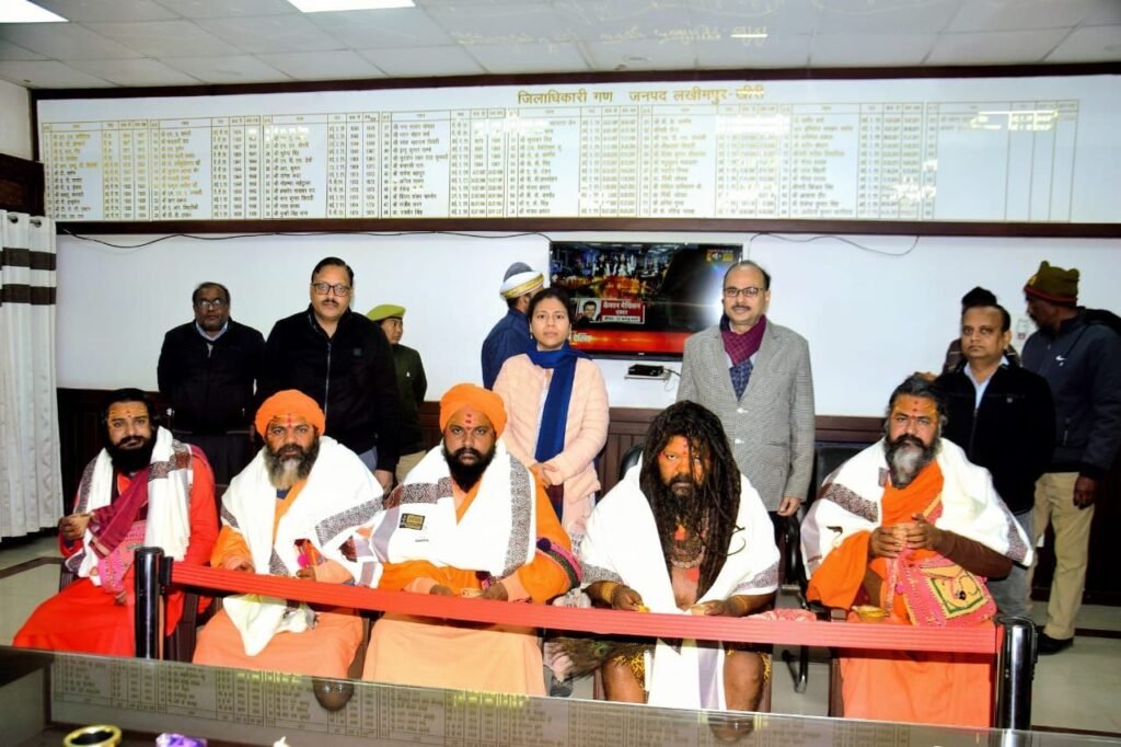 महाकुंभ में शामिल होने जा रहे संतों के दल को डीएम ने शॉल ओढ़ाकर किया स्वागत | New India Times