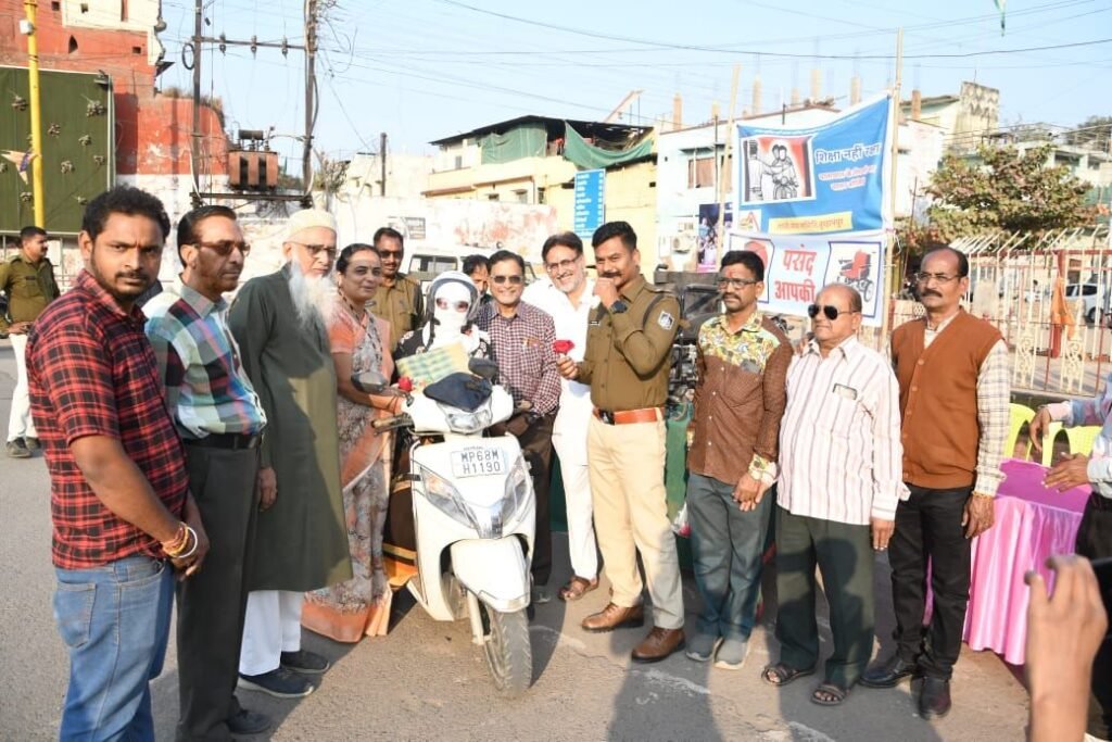 ताप्ती सेवा समिति ने सड़क सुरक्षा सप्ताह के तहत हेल्मेट पहनने वालों को गुलाब का फूल और साड़ी उपहार में दी | New India Times