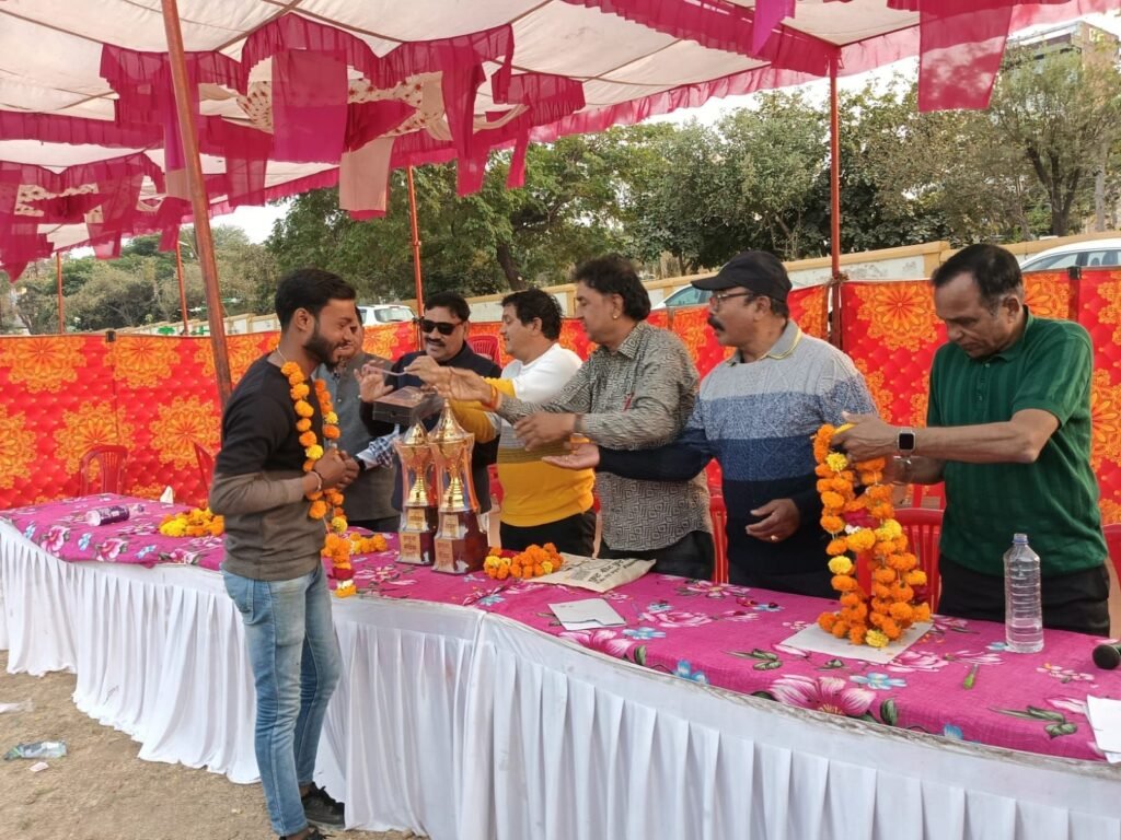 जिले के पत्रकारों की पहली क्रिकेट मैच स्पर्धा का हुआ समापन, फाइनल मैच में पेटलावाद ने थांदला को 8 रनों से हराया 6 जिले के पत्रकारों की पहली क्रिकेट मैच स्पर्धा का हुआ समापन, फाइनल मैच में पेटलावाद ने थांदला को 8 रनों से हराया | New India Times