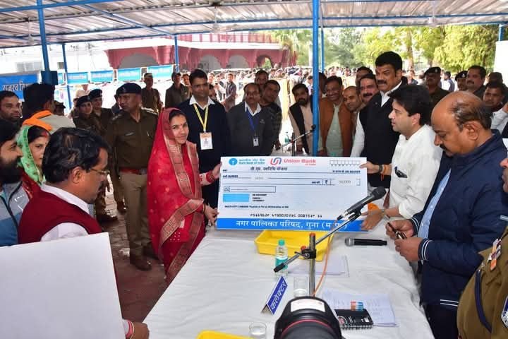 केन्द्रीय मंत्री श्री सिंधिया के मुख्य आतिथ्य में जन समस्या निवारण शिविर आयोजित, मंत्री सहित अतिथियों द्वारा हितग्राहीमूलक योजनाओं के किये गये हितलाभ वितरण 2 केन्द्रीय मंत्री श्री सिंधिया के मुख्य आतिथ्य में जन समस्या निवारण शिविर आयोजित, मंत्री सहित अतिथियों द्वारा हितग्राहीमूलक योजनाओं के किये गये हितलाभ वितरण | New India Times