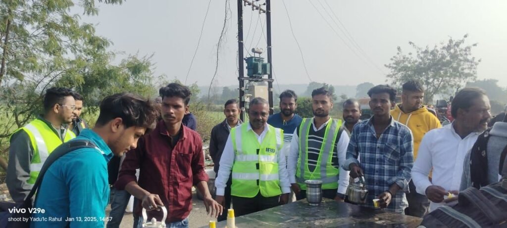 NHAI के तीतरपानी टोल प्रबंधन द्वारा संक्रांति पर श्रद्धालुओं को कराया गया चाय नाश्ता | New India Times