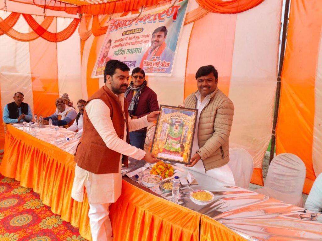 भाजयुमो मीडिया प्रभारी विपिन तिवारी ने अपने आवास पर असहाय ज़रूरतमंदों को वितरण किया कंबल | New India Times