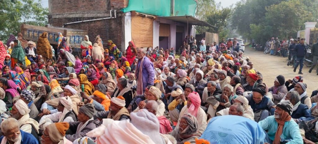 भाजयुमो मीडिया प्रभारी विपिन तिवारी ने अपने आवास पर असहाय ज़रूरतमंदों को वितरण किया कंबल | New India Times