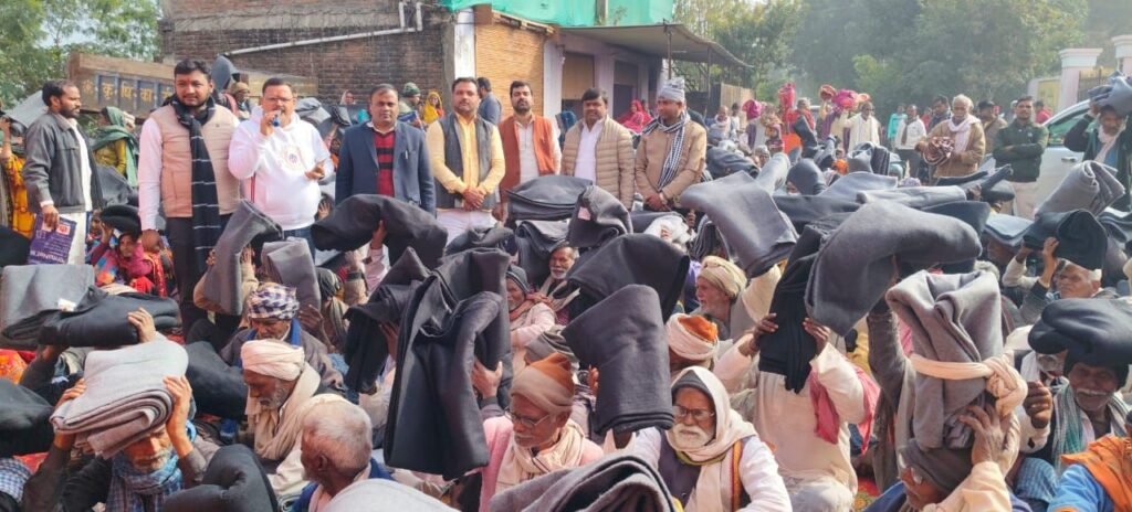 भाजयुमो मीडिया प्रभारी विपिन तिवारी ने अपने आवास पर असहाय ज़रूरतमंदों को वितरण किया कंबल | New India Times
