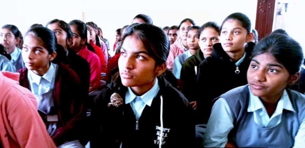 घर घर संविधान से राजनीतिक दलों ने खींचे हाथ, कोर्ट की ओर से स्कूलों में दी जा रही है छात्रों को जानकारी | New India Times