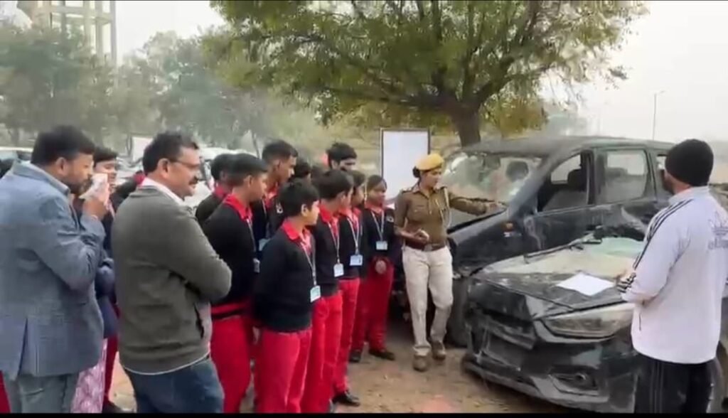 धौलपुर पुलिस की नई पहल: सड़क सुरक्षा माह में दुर्घटनाग्रस्त वाहनों की प्रदर्शनी से बच्चों को किया जागरूक | New India Times