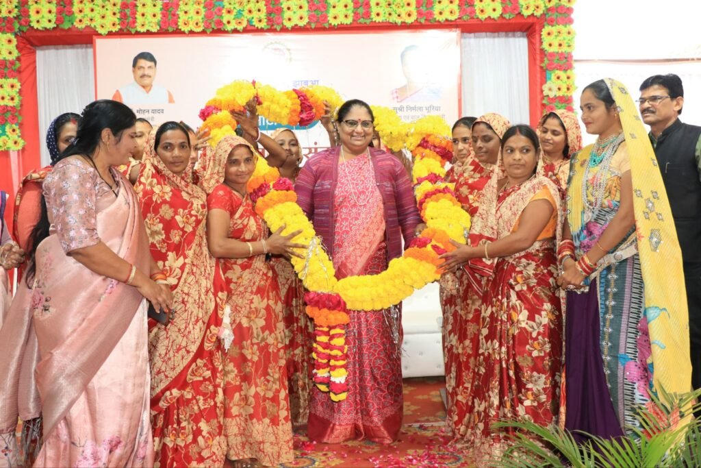 मंत्री की अध्यक्षता में मोटी आई एवं पदोन्नत आंगनवाड़ी कार्यकर्ता का संवाद सह सम्मान कार्यक्रम सम्पन्न मंत्री संग मिनी आंगनवाड़ी से पदोन्नत हुई आंगनवाड़ी कार्यकर्ता खुब थिरकीं | New India Times