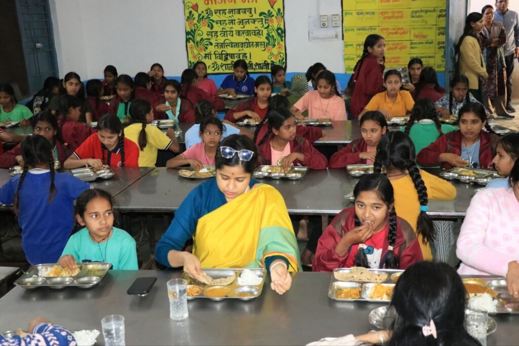 कलेक्टर ने एकलव्य आदर्श आवासीय विद्यालय अगराल के विद्यार्थियों के साथ आगामी परीक्षा को लेकर की चर्चा | New India Times