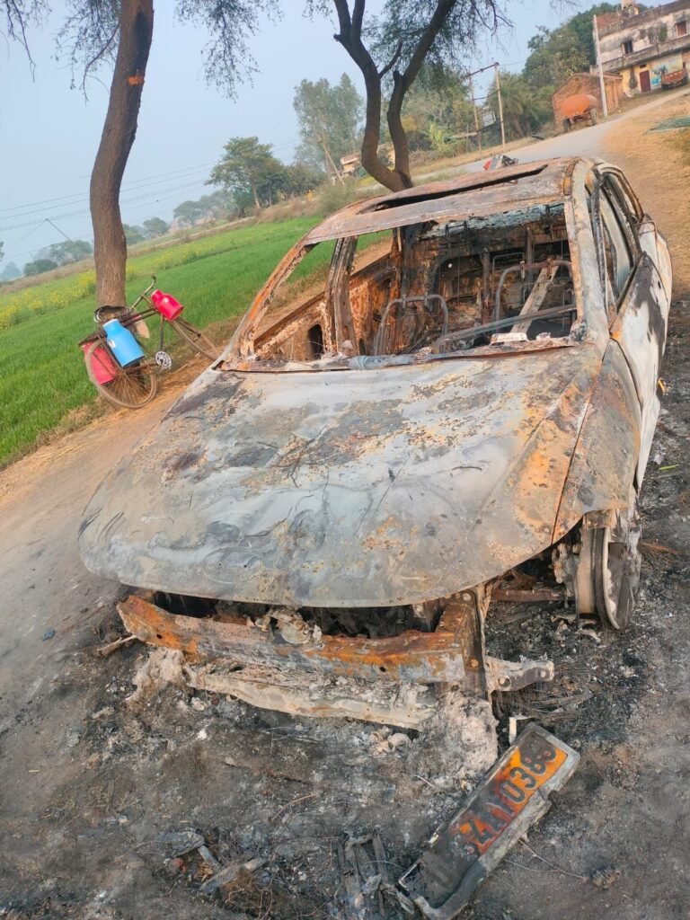 अज्ञात कारणों से कार में लगी आग, कार जल कर हुई ख़ाक | New India Times