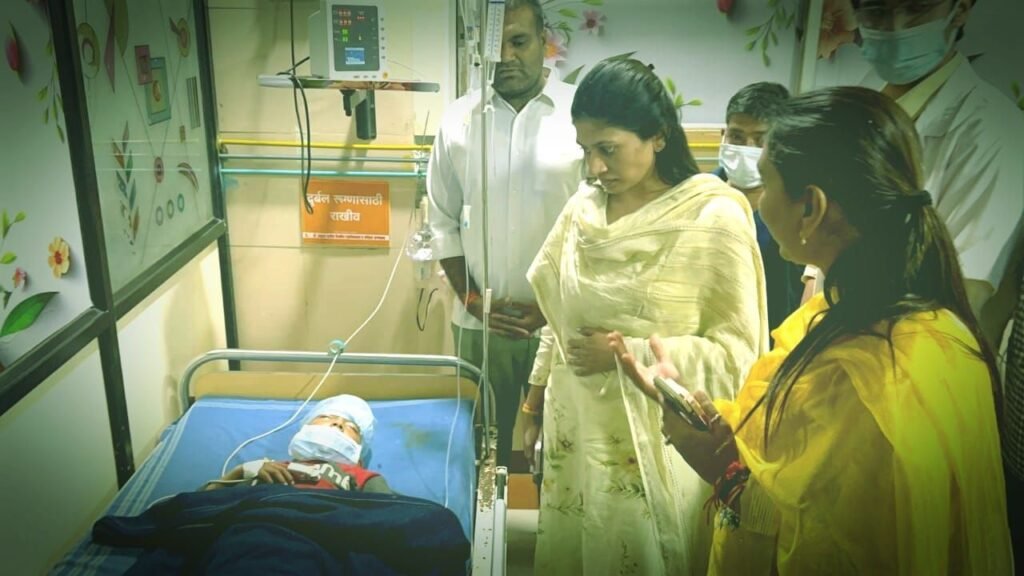 निजी से मेडिकल कॉलेज भेजे गए पुष्पक के पीड़ितों का खडसे ने लिया हालचाल, चायवाला स्टेशन मास्टर गार्ड के कारण 13 की मौत | New India Times