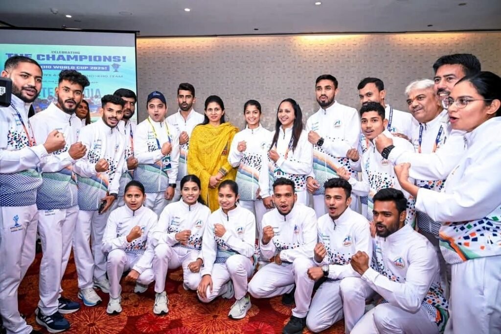 निजी से मेडिकल कॉलेज भेजे गए पुष्पक के पीड़ितों का खडसे ने लिया हालचाल, चायवाला स्टेशन मास्टर गार्ड के कारण 13 की मौत | New India Times