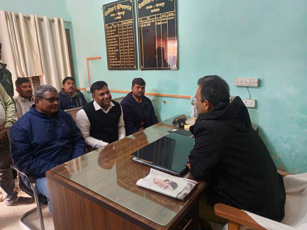 सफाई कर्मचारी पर प्राण घातक हमले के विरोध को लेकर जंगल कौड़िया ब्लाक मुख्यालय पर कर्मचारियों ने दिया धरना | New India Times