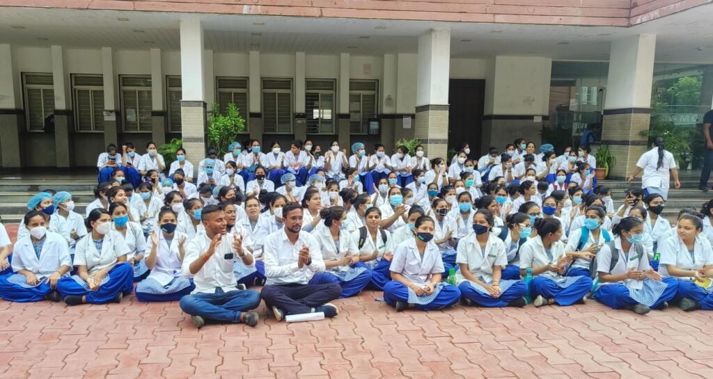 एनएसयूआई प्रदेश उपाध्यक्ष रवि परमार ने गांधी मेडिकल कॉलेज की डीन से की शिकायत, नर्सिंग फर्जीवाड़े में शामिल प्रोफेसर एवं नर्सिंग स्टाफ पर हो सख्त कार्रवाई | New India Times
