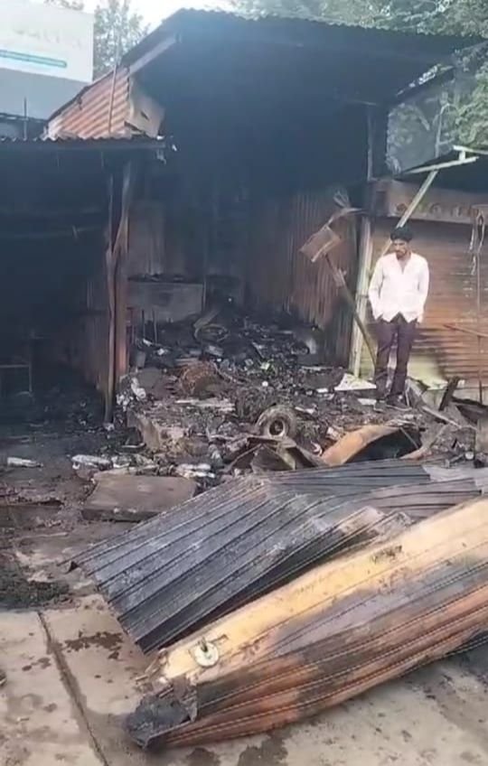 मंत्री गुलाब राव पाटिल की गाड़ी को साइड ना देने पर भड़की हिंसा, एक विशेष धर्म के लोगों को बनाया गया निशाना, गुरुवार तक कर्फ़्यू नाफिज़ | New India Times