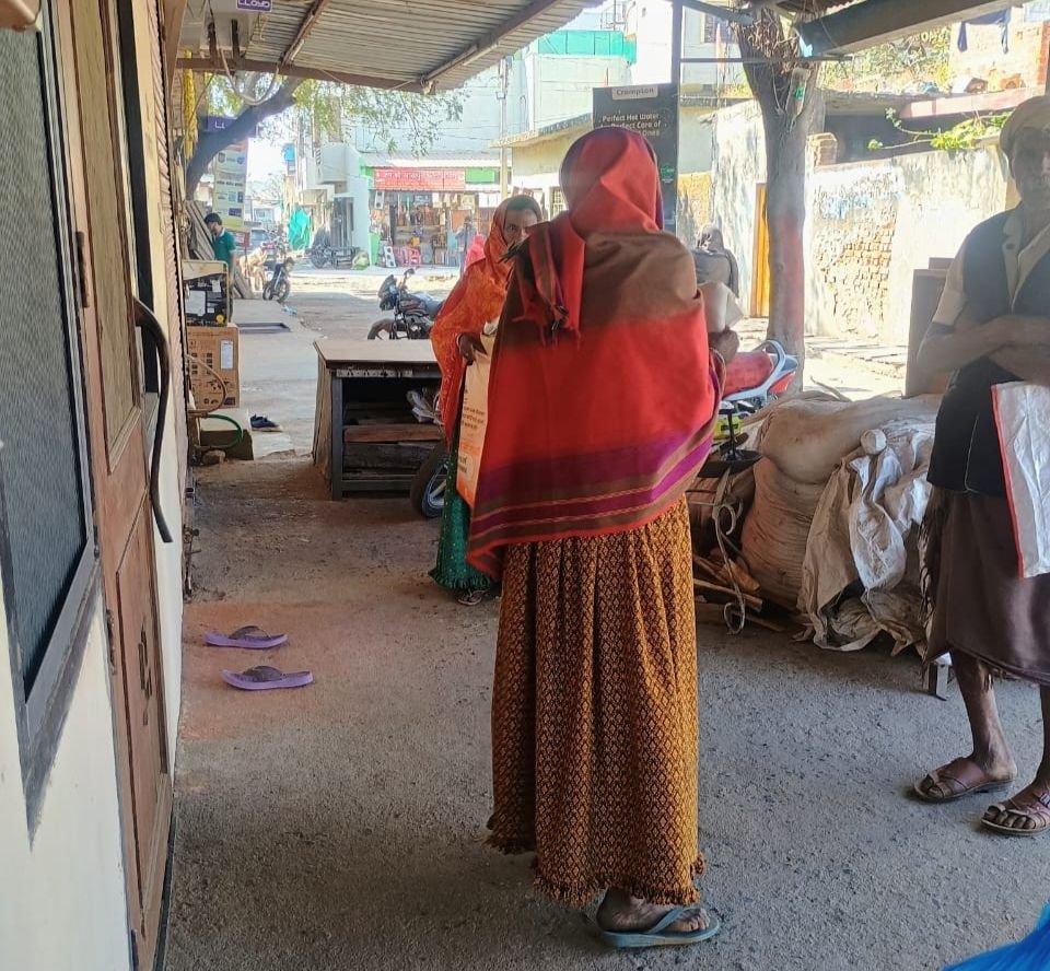 ठंड अधिक होने से बच्चों एवं बुजुर्गों को गर्म शाल की गई वितरित 3 ठंड अधिक होने से बच्चों एवं बुजुर्गों को गर्म शाल की गई वितरित | New India Times