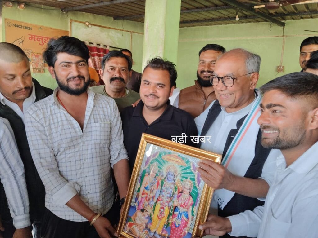 मैहर जिले के मनुहार ढाबे पर पूर्व मुख्यमंत्री ने ली चाय की चुस्की | New India Times