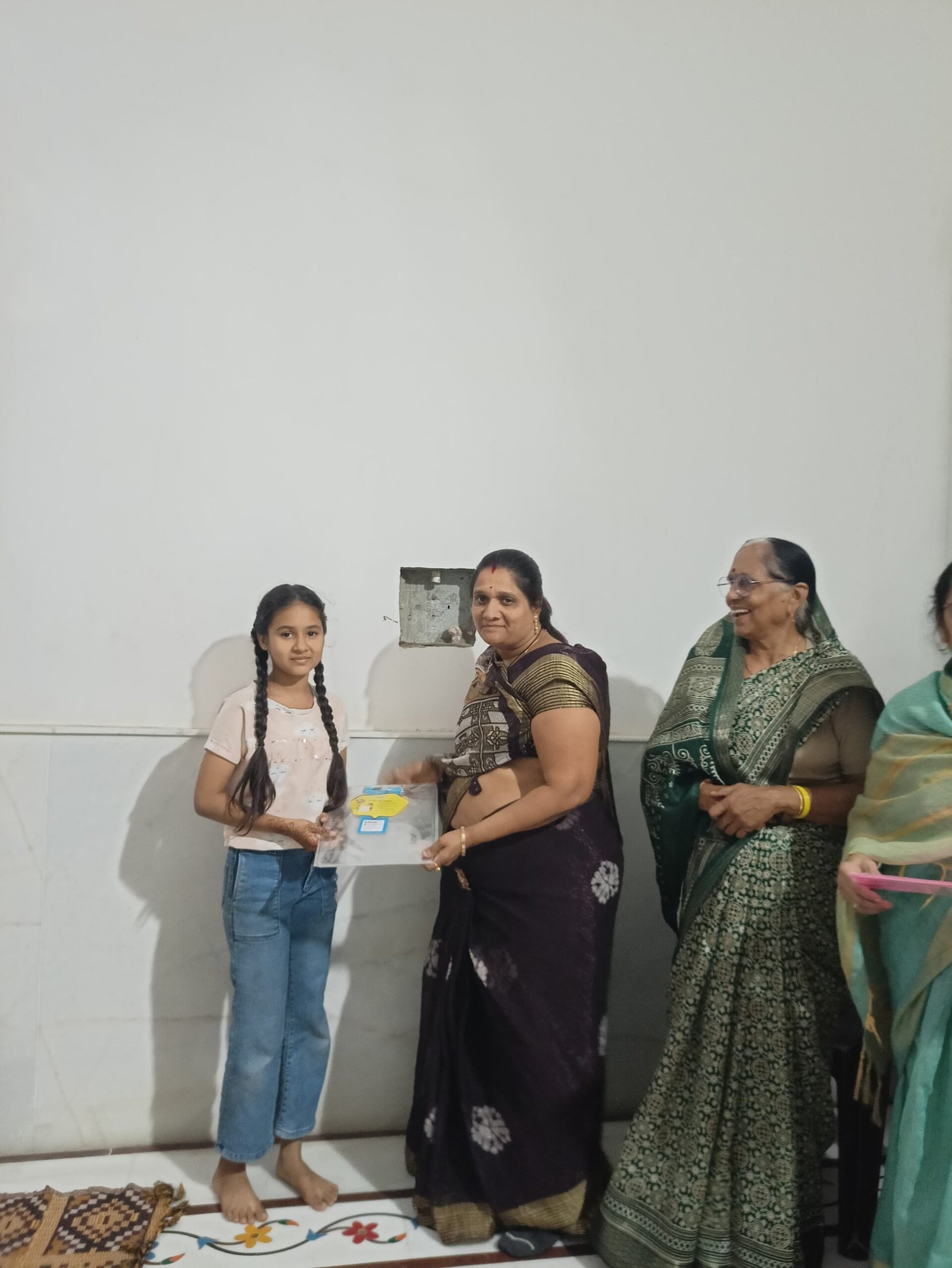 राजेंद्र सूरी जैन पाठशाला के बच्चों को मासिक पुरस्कार किया गया वितरण | New India Times