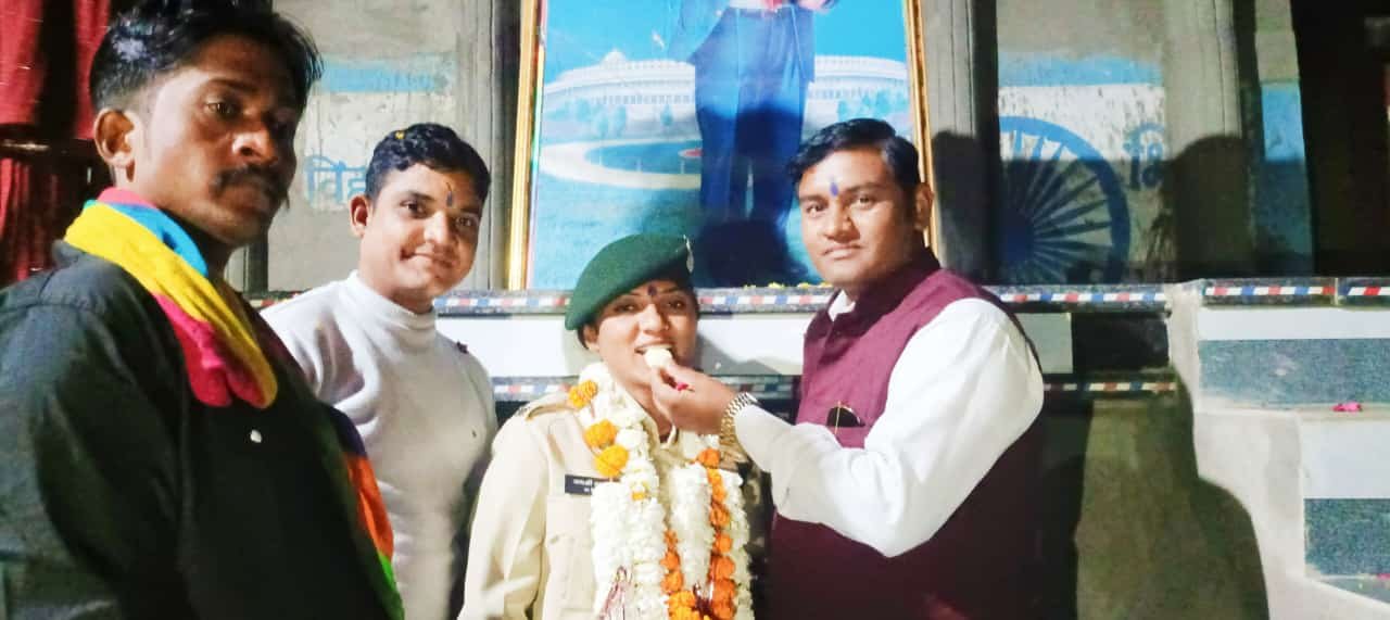 जयश्री तायडे को वर्दी मिलने के बाद गांव में जश्न का माहौल | New India Times