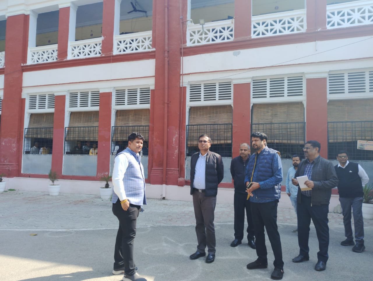 सभी अधिकारी एवं कर्मचारी परिचय पत्र अवश्य साथ रखें: डीएम धर्मेंद्र प्रताप सिंह | New India Times