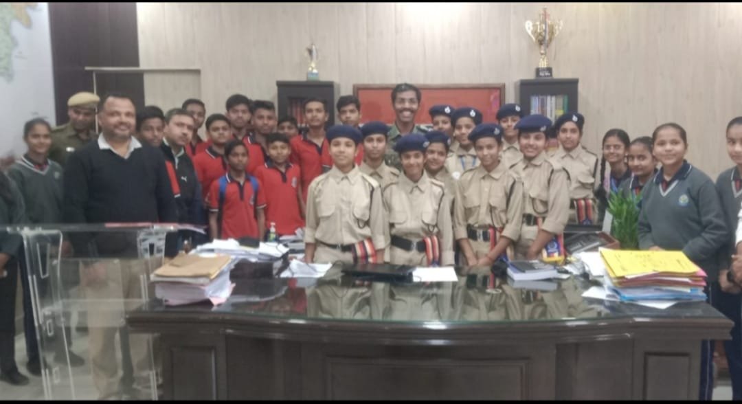 पुलिस अधीक्षक ने विद्यार्थियों को दी पुलिस कार्यप्रणाली की जानकारी और प्रदान किया मार्गदर्शन | New India Times
