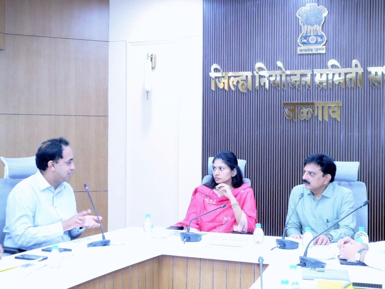 समीक्षा बैठक: संसदीय क्षेत्र के बुनियादी विकास ढांचे पर मंत्री की प्रशासन को दो टूक | New India Times