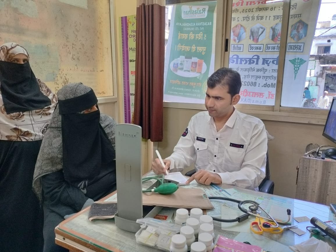 राजस्थान औषधालय की ओर से डॉक्टर सलाह उद्दीन के दवाखाने पर निशुल्क मेडिकल कैंप आयोजित कर दवाईयों का किया गया वितरण | New India Times