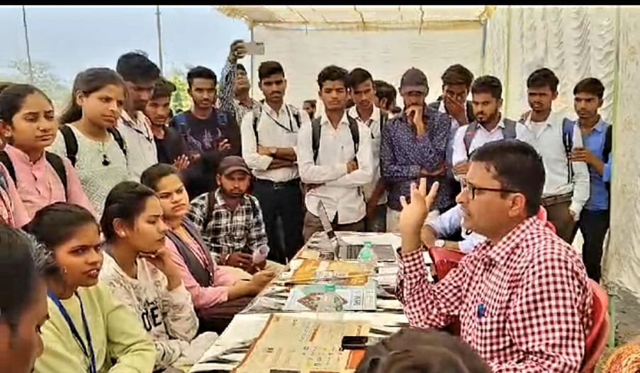 स्वामी विवेकानंद कॅरियर मार्गदर्शन के तहत लगा रोजगार मेला, दमोह में लगे रोजगार मेला में उमड़े सैकड़ों युवा | New India Times
